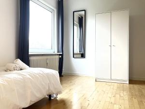 En eller flere senge i et værelse på Furnished 2 Bedroom Apartmet I Fredericia