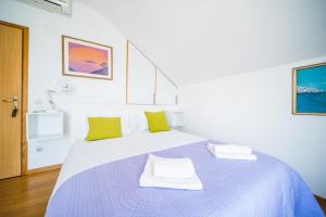 Rooms Denoble客房内的一张或多张床位