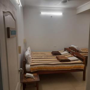 Morjim BaywoodGoa Longstays tesisinde bir odada yatak veya yataklar