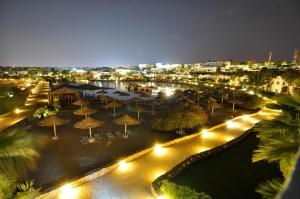 - Vistas a la ciudad por la noche con sombrillas en GRACE HOUSE DOMINA CORAL BAY en Sharm El Sheikh
