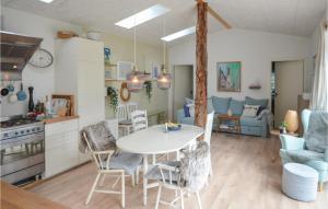 eine Küche und ein Wohnzimmer mit einem Tisch und Stühlen in der Unterkunft Nice Home In Anholt With Wifi in Anholt