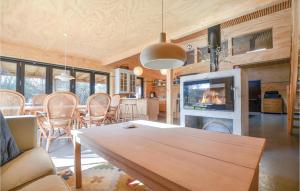 エーベルトフトにあるStunning Home In Ebeltoft With 4 Bedrooms, Sauna And Wifiのリビングルーム(テーブル、暖炉付)