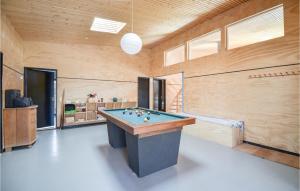 エーベルトフトにあるPet Friendly Home In Ebeltoft With Saunaの木製の壁の客室内のビリヤード台