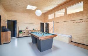 エーベルトフトにあるStunning Home In Ebeltoft With 4 Bedrooms, Sauna And Wifiの木製の壁の客室内のビリヤード台
