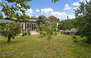 una casa con un patio con una mesa de picnic y árboles en Nice Home In Anholt With Wifi, en Anholt