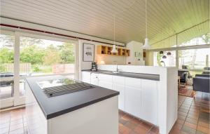 cocina con armarios blancos y encimera en Beautiful Home In Ebeltoft With Wifi, en Ebeltoft