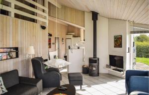 エーベルトフトにあるStunning Home In Ebeltoft With 3 Bedrooms And Wifiのリビングルーム(ソファ、コンロ付)