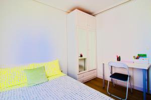 Schlafzimmer mit einem Bett, einem Schreibtisch und einem Stuhl in der Unterkunft Entre Playa y Puntal in Somo