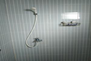 eine Dusche mit Duschkopf im Bad in der Unterkunft OYO Life 92745 The Margo Monthly Stay in Depok