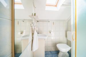 La salle de bains est pourvue de toilettes et d'un lavabo. dans l'établissement Apartments and Rooms Denoble, à Korčula