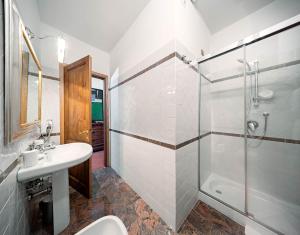 Bilik mandi di Olearum apartment (free Parking) +9 gambar