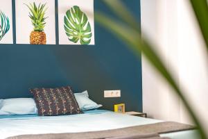 A bed or beds in a room at Oleti Studio Granada