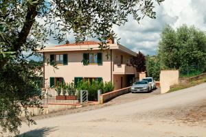 a house with a car parked in front of it at Olearum apartment (free Parking) in Pieve di Panzano