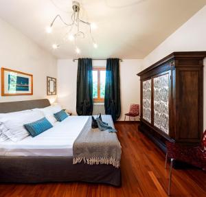 Un dormitorio con una cama grande y una lámpara de araña. en Olearum apartment (free Parking), en Pieve di Panzano