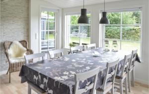 uma sala de jantar com uma mesa azul e cadeiras em 5 Bedroom Awesome Home In Hadsund em Nørre Hurup