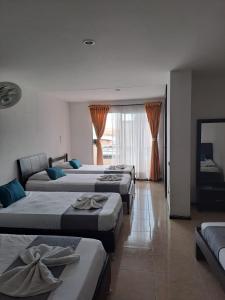 Un pat sau paturi într-o cameră la Hotel Bolivariano