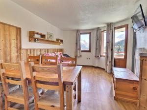 Televízia a/alebo spoločenská miestnosť v ubytovaní Charmant Appartement à La Tania - 6 pers, skis aux pieds, proche commodités - FR-1-182A-10