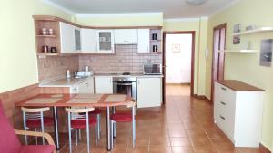Η κουζίνα ή μικρή κουζίνα στο Ágnes Apartman - közvetlen Balaton-parti szálláshely