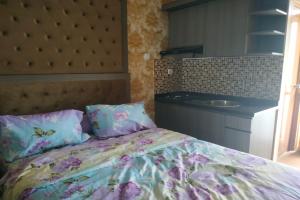 1 Schlafzimmer mit einem Bett und einer Küche in der Unterkunft OYO Life 92745 The Margo Monthly Stay in Depok