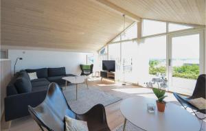 Posezení v ubytování Stunning Home In Ebeltoft With Sauna