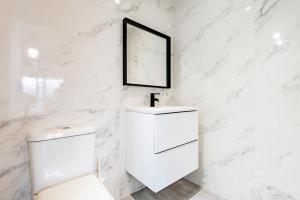 A bathroom at Oleti Studio Granada