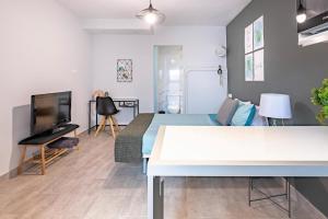 A television and/or entertainment centre at Oleti Studio Granada