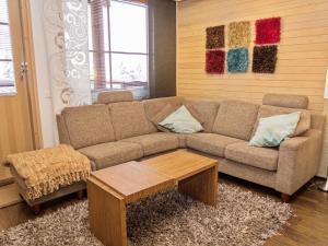 ein Wohnzimmer mit einer Couch und einem Couchtisch in der Unterkunft Holiday Home Länsirinne e 19 by Interhome in Ruka
