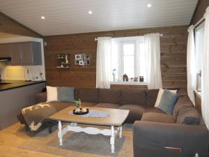 sala de estar con sofá y mesa en Chalet Fjellkos - SOW146 by Interhome en Fossdal