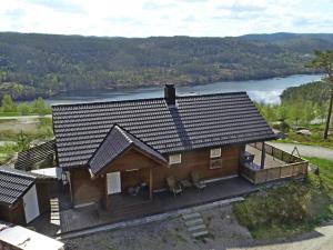 una vista aérea de una cabaña de madera con un lago en Chalet Fjellkos - SOW146 by Interhome en Fossdal