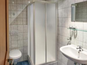 un bagno con doccia, lavandino e WC di Apartment Christians Hamat by Interhome a Ischgl