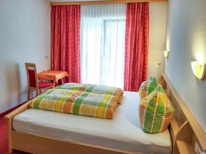 una camera da letto con un letto e una finestra di Apartment Christians Hamat by Interhome a Ischgl