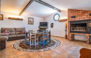 Μια τηλεόραση ή/και κέντρο ψυχαγωγίας στο Awesome Home In Torrox With Wifi