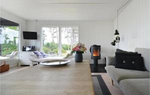 エーベルトフトにあるAwesome Home In Ebeltoft With 3 Bedrooms And Wifiのリビングルーム(ソファ、テーブル付)