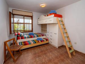 - une chambre pour enfants avec des lits superposés et une échelle dans l'établissement Apartment Zodiak by Interhome, à Pineda de Mar