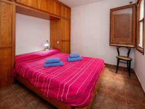 - une chambre dotée d'un lit rose avec des oreillers bleus dans l'établissement Apartment Zodiak by Interhome, à Pineda de Mar