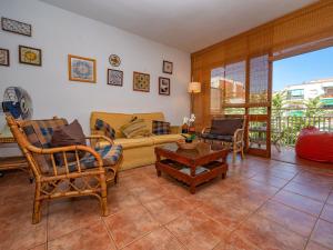 - un salon avec un canapé, des chaises et une table dans l'établissement Apartment Zodiak by Interhome, à Pineda de Mar