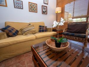 - un salon avec un canapé et une table basse dans l'établissement Apartment Zodiak by Interhome, à Pineda de Mar