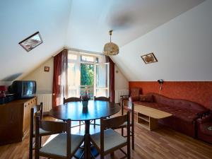 Apartment Harrachov 497-2 by Interhome في هاراشوف: غرفة معيشة مع طاولة وأريكة