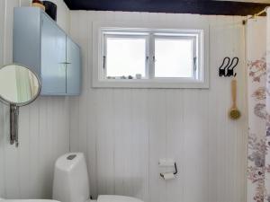Koupelna v ubytování Holiday Home Øllegård - 250m from the sea by Interhome