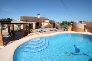 貝尼薩的住宿－Pineda - modern, well-equipped villa with private pool in Costa Blanca，房屋前的大型游泳池