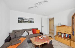 - un salon avec un canapé et une table dans l'établissement Fewo Mitteltal, à Baiersbronn