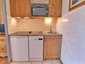 Kuchyňa alebo kuchynka v ubytovaní Appartement La Tania - 2 Pièces, 31m², 4 Pers, Balcon, Pieds des pistes - FR-1-182A-28 + 14 fotografií