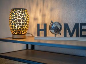 オヴロナにあるStudio Seya 21 by Interhomeの看板上の花瓶付きテーブル