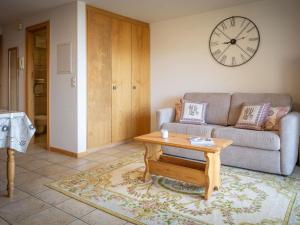 オヴロナにあるStudio Seya 21 by Interhomeのソファとテーブルのあるリビングルーム