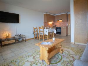オヴロナにあるStudio Seya 21 by Interhomeのテーブルとキッチンのあるリビングルーム