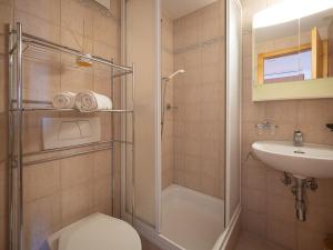 オヴロナにあるStudio Seya 21 by Interhomeのシャワー、トイレ、洗面台を備えたバスルーム