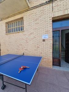 un tavolo da ping pong di fronte a un edificio di La Casita de Irene a Rodezno