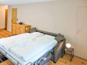Una cama de hospital grande en una habitación con una mesa. en Apartment Résidence La Fenière 03 by Interhome, en Crans-Montana 31 fotos más