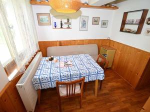 une salle à manger dotée d'une table avec un chiffon bleu et blanc dans l'établissement Holiday Home Jahor by Interhome, à Splzov