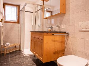 Bilik mandi di Apartment Chesa Dal Luf B1 by Interhome